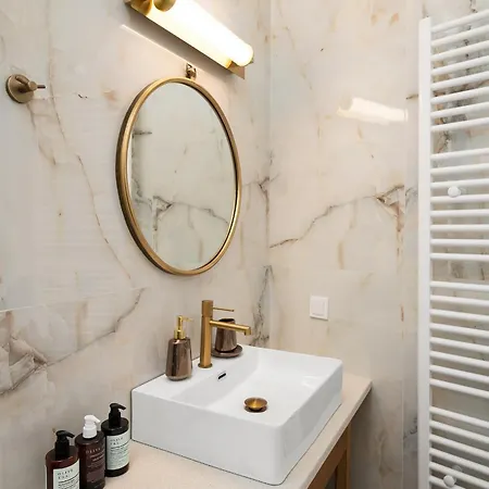 Handakos Luxury شقة